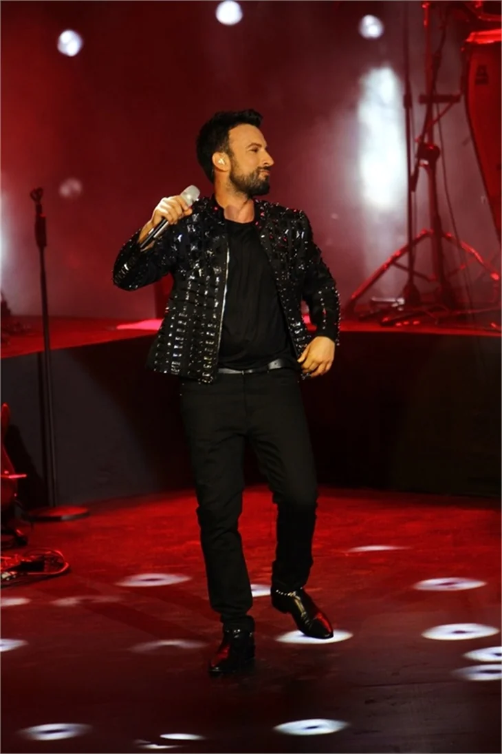 Tarkan'ın sahnede zor anları!