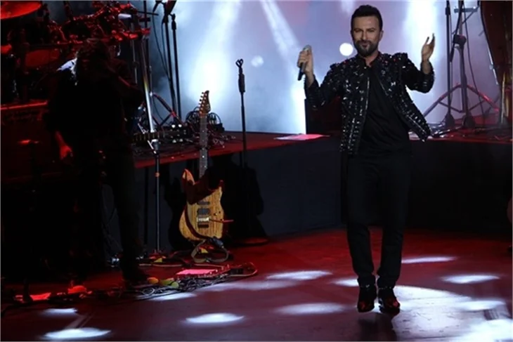 Tarkan'ın sahnede zor anları!