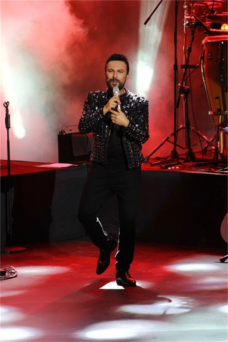 Tarkan'ın sahnede zor anları!