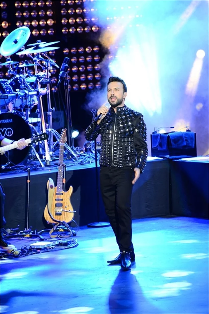 Tarkan'ın sahnede zor anları!