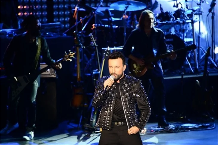 Tarkan'ın sahnede zor anları!