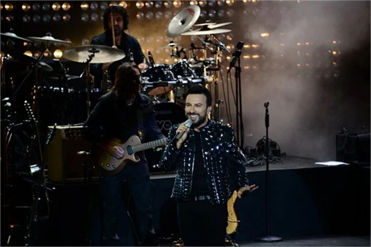 Tarkan'ın sahnede zor anları!