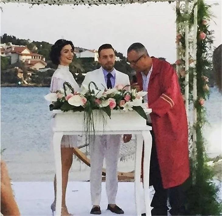Eliz Sakuçoğlu'nun dekoltesi şaşı etti