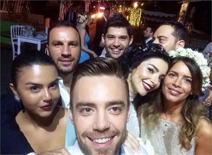 Eliz Sakuçoğlu'nun dekoltesi şaşı etti