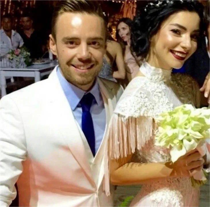 Eliz Sakuçoğlu'nun dekoltesi şaşı etti