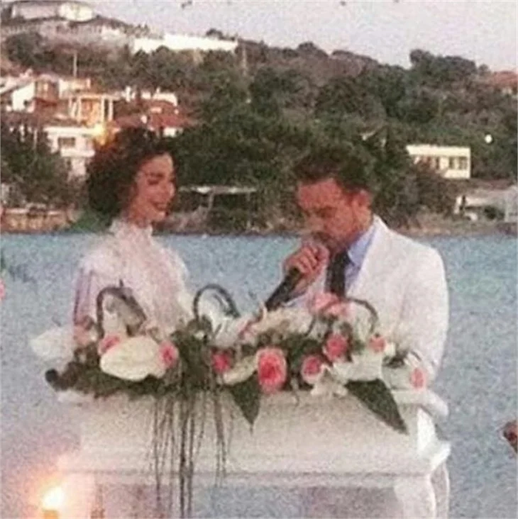Eliz Sakuçoğlu'nun dekoltesi şaşı etti