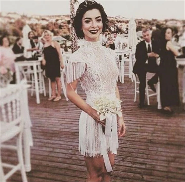 Eliz Sakuçoğlu'nun dekoltesi şaşı etti