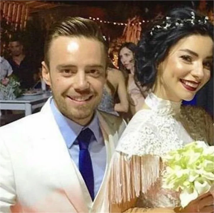 Eliz Sakuçoğlu'nun dekoltesi şaşı etti