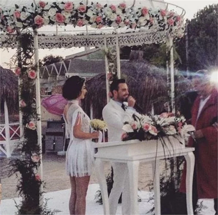 Eliz Sakuçoğlu'nun dekoltesi şaşı etti