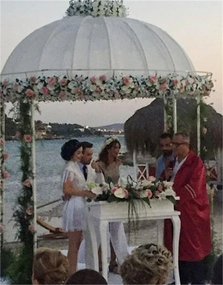 Eliz Sakuçoğlu'nun dekoltesi şaşı etti