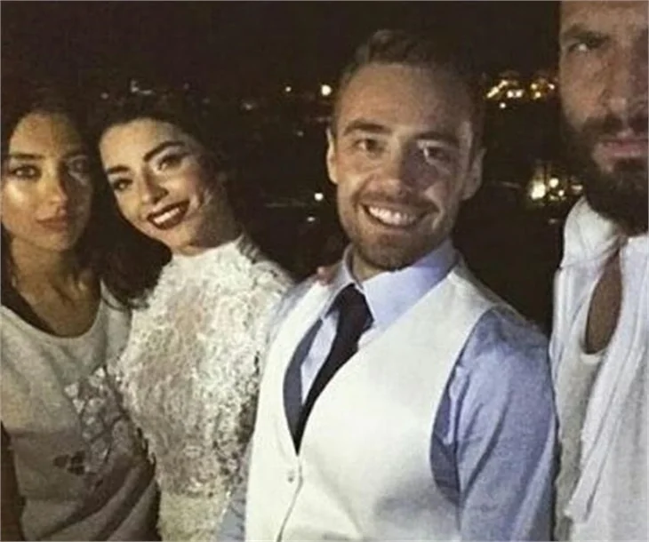 Eliz Sakuçoğlu'nun dekoltesi şaşı etti