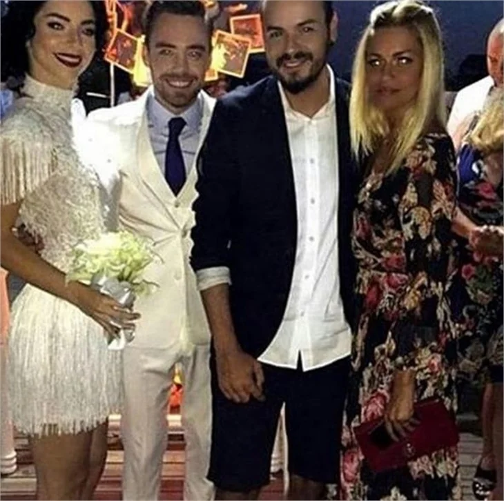 Eliz Sakuçoğlu'nun dekoltesi şaşı etti