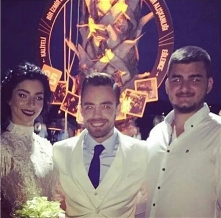 Eliz Sakuçoğlu'nun dekoltesi şaşı etti