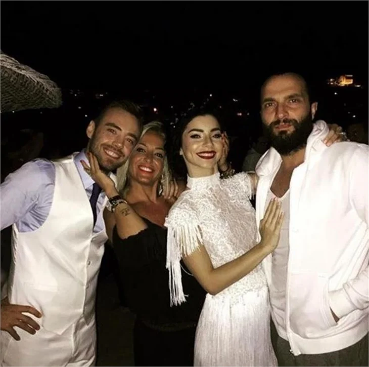 Eliz Sakuçoğlu'nun dekoltesi şaşı etti