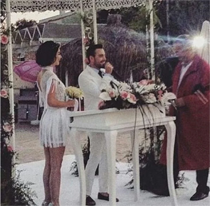Eliz Sakuçoğlu'nun dekoltesi şaşı etti