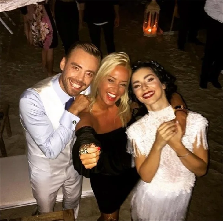 Eliz Sakuçoğlu'nun dekoltesi şaşı etti