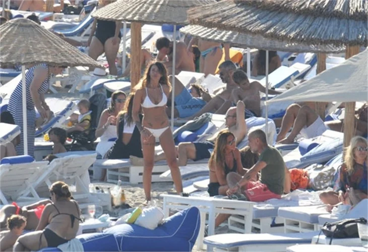 Eliz Sakuçoğlu plaja indi!