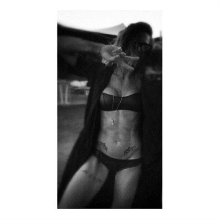 Eliz Sakuçoğlu plaja indi!