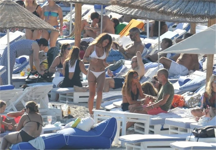 Eliz Sakuçoğlu plaja indi!