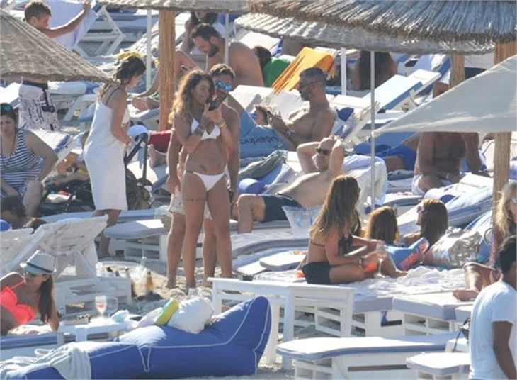 Eliz Sakuçoğlu plaja indi!