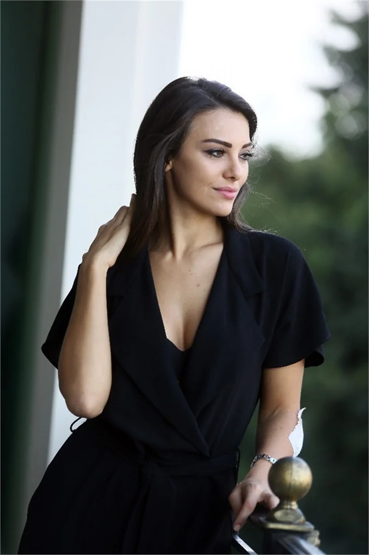 Tuvana Türkay şarkıcı oluyor!