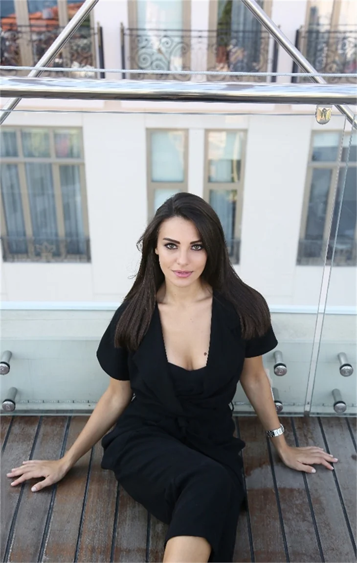 Tuvana Türkay şarkıcı oluyor!