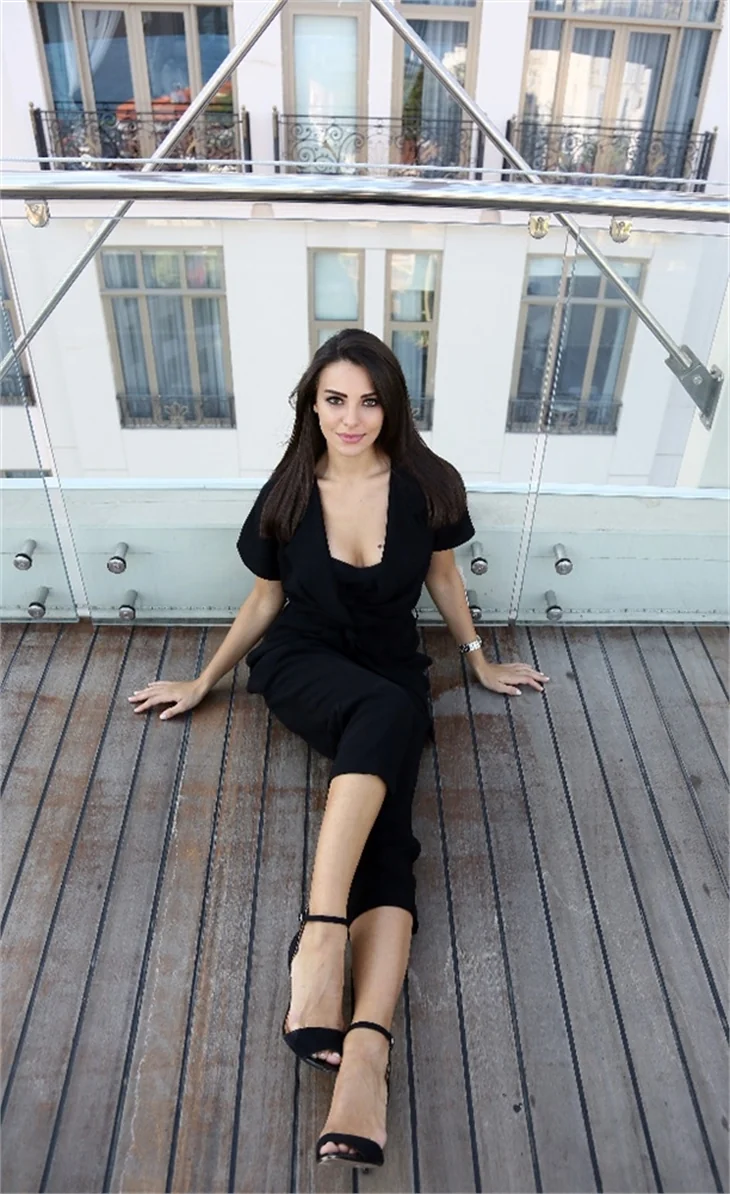 Tuvana Türkay şarkıcı oluyor!