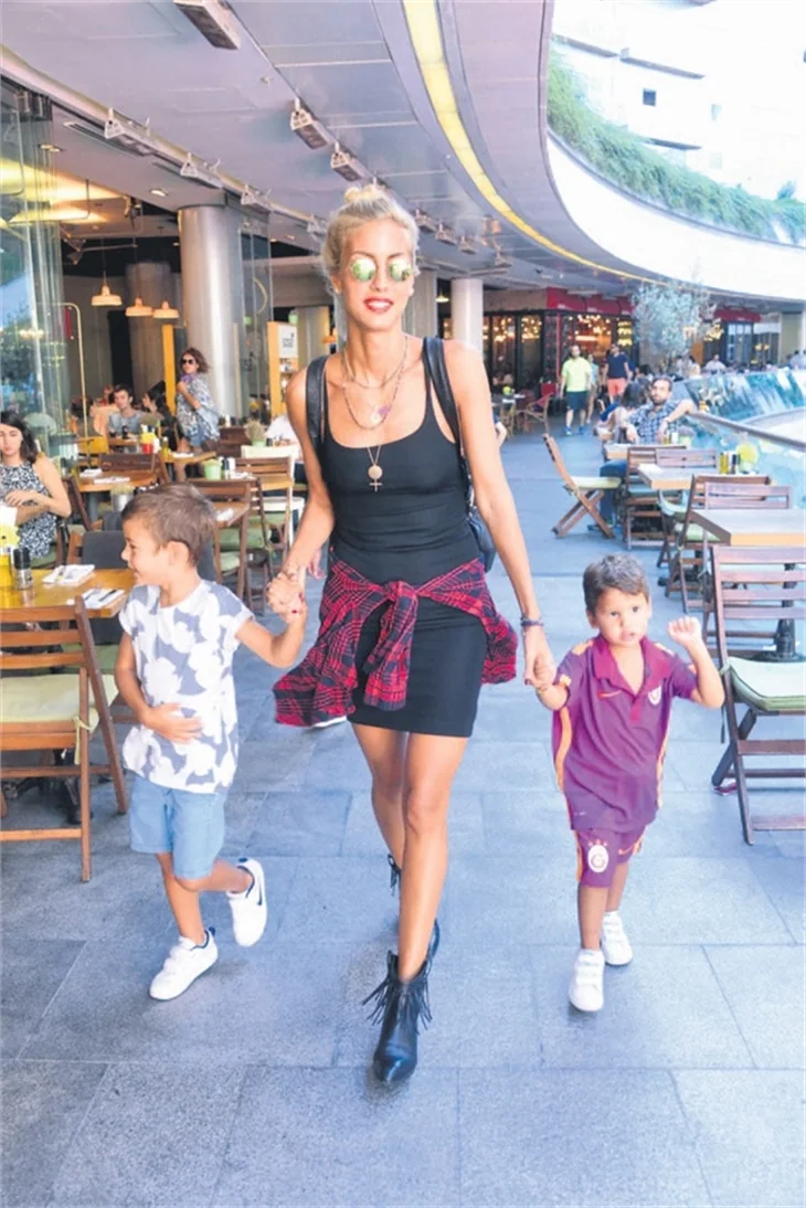 Çağla Şıkel'in 'haç'a benzeyen kolyeleri olay yarattı!