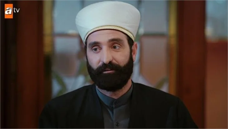 Kertenkele setinde alev alev yanan kalaslar kafasına düştü