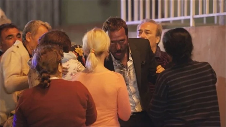 Kertenkele setinde alev alev yanan kalaslar kafasına düştü