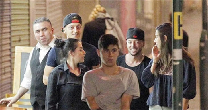 Mesut Özil aşkı Amine Gülşe'ye bereketli geldi