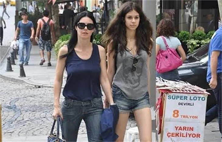 Defne Samyeli: Silahlara uzak değilim!