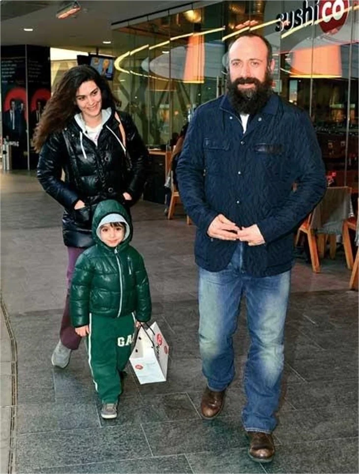 Ali annesinin kafesinde çalışıyor!