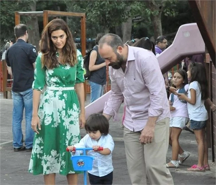 Ali annesinin kafesinde çalışıyor!