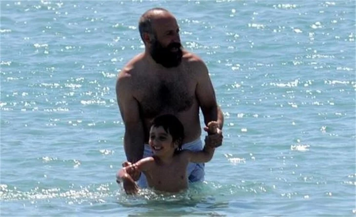 Ali annesinin kafesinde çalışıyor!