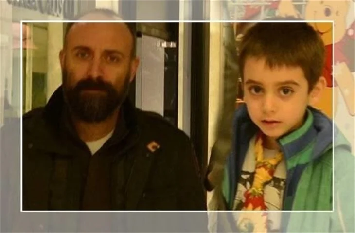 Ali annesinin kafesinde çalışıyor!