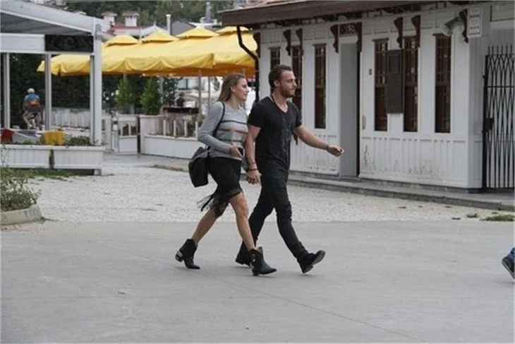 Kerem Bürsin ve Serenay Sarıkaya evlilik için ilk adımı atıyor