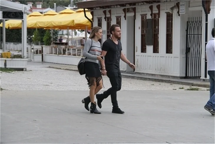 Serenay Sarıkaya ile Kerem Bürsin arasında soğuk rüzgarlar!