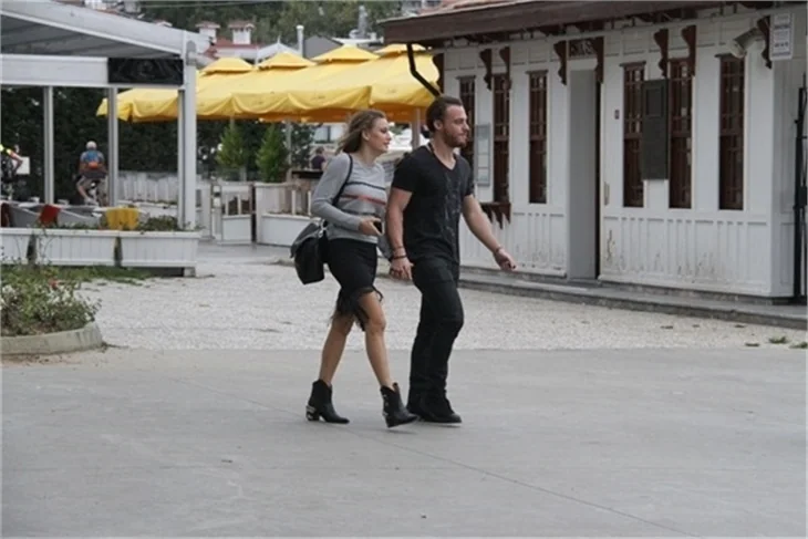 Serenay Sarıkaya ile Kerem Bürsin arasında soğuk rüzgarlar!