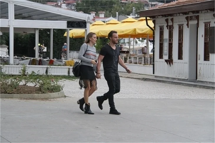 Serenay Sarıkaya ile Kerem Bürsin arasında soğuk rüzgarlar!