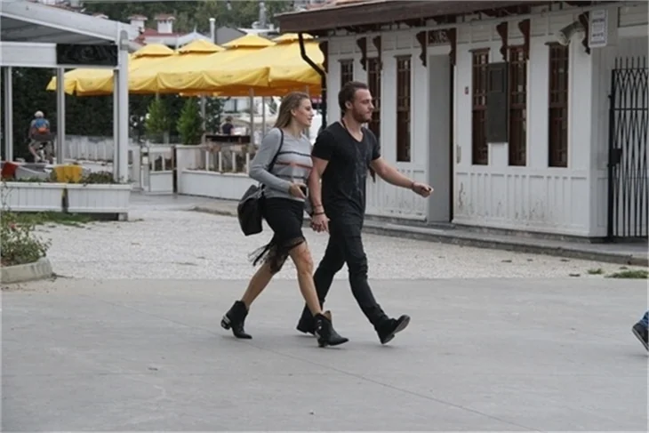 Serenay Sarıkaya ile Kerem Bürsin arasında soğuk rüzgarlar!