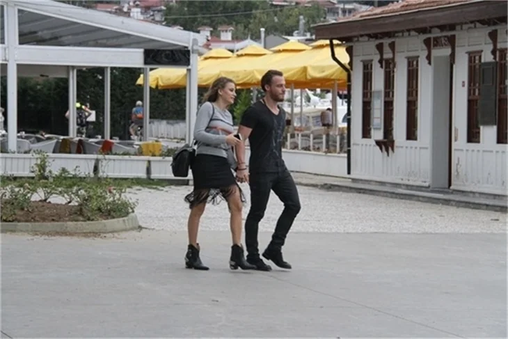 Serenay Sarıkaya ile Kerem Bürsin arasında soğuk rüzgarlar!