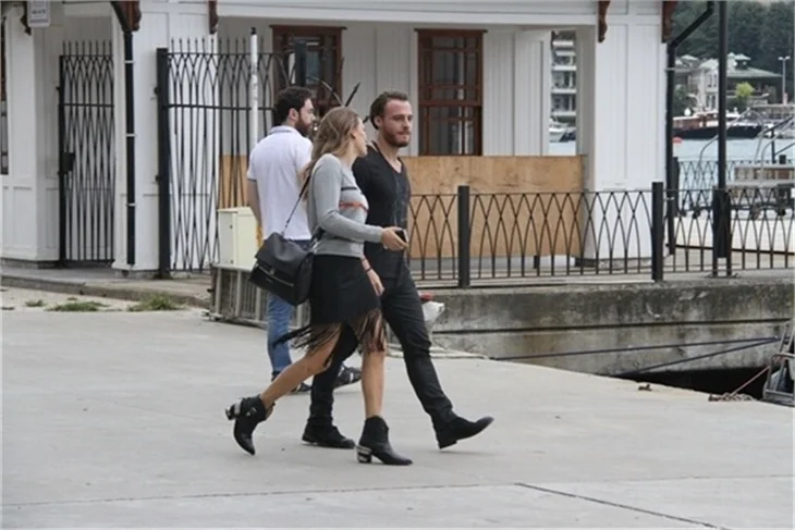 Serenay Sarıkaya ile Kerem Bürsin arasında soğuk rüzgarlar!