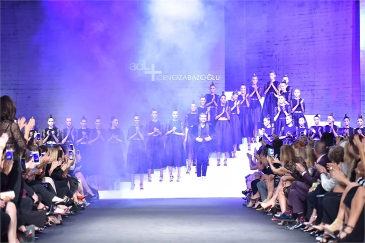 Yürek hoplatan defile