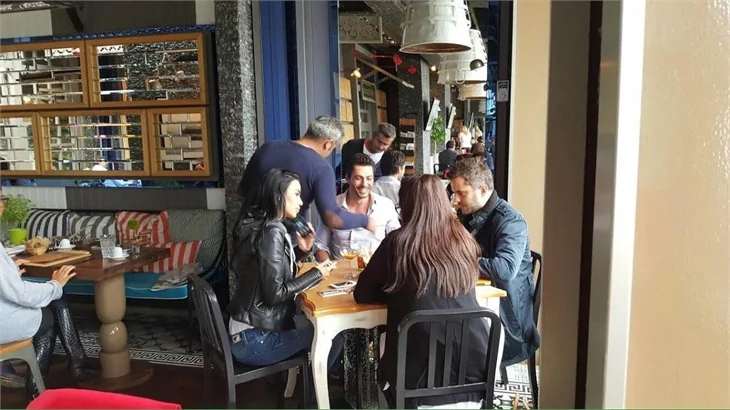 İlişki Durumu: Karışık'ın çekimleri Sandalyee Brasserie & Fine Cuisine 'de yapıldı