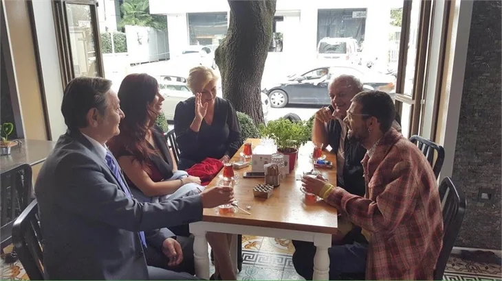 İlişki Durumu: Karışık'ın çekimleri Sandalyee Brasserie & Fine Cuisine 'de yapıldı