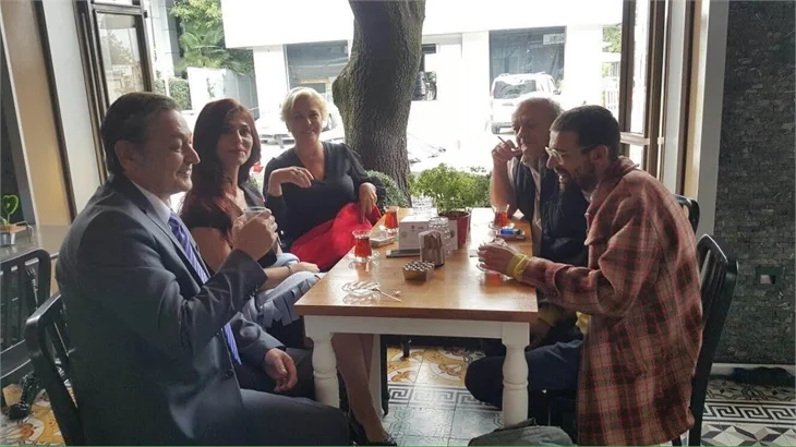 İlişki Durumu: Karışık'ın çekimleri Sandalyee Brasserie & Fine Cuisine 'de yapıldı