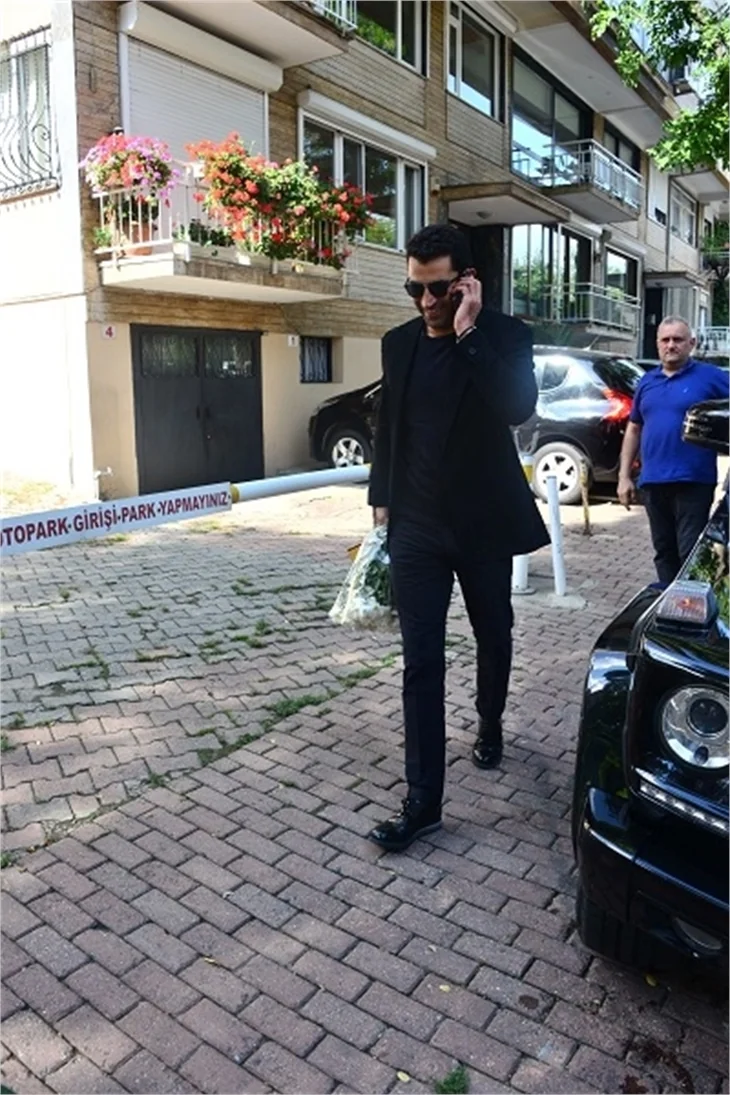Kenan İmirzalıoğlu 'ellerinde çiçekler' Sinem Kobal'ın kapısını çaldı