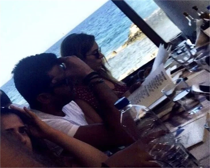 Kenan İmirzalıoğlu 'ellerinde çiçekler' Sinem Kobal'ın kapısını çaldı