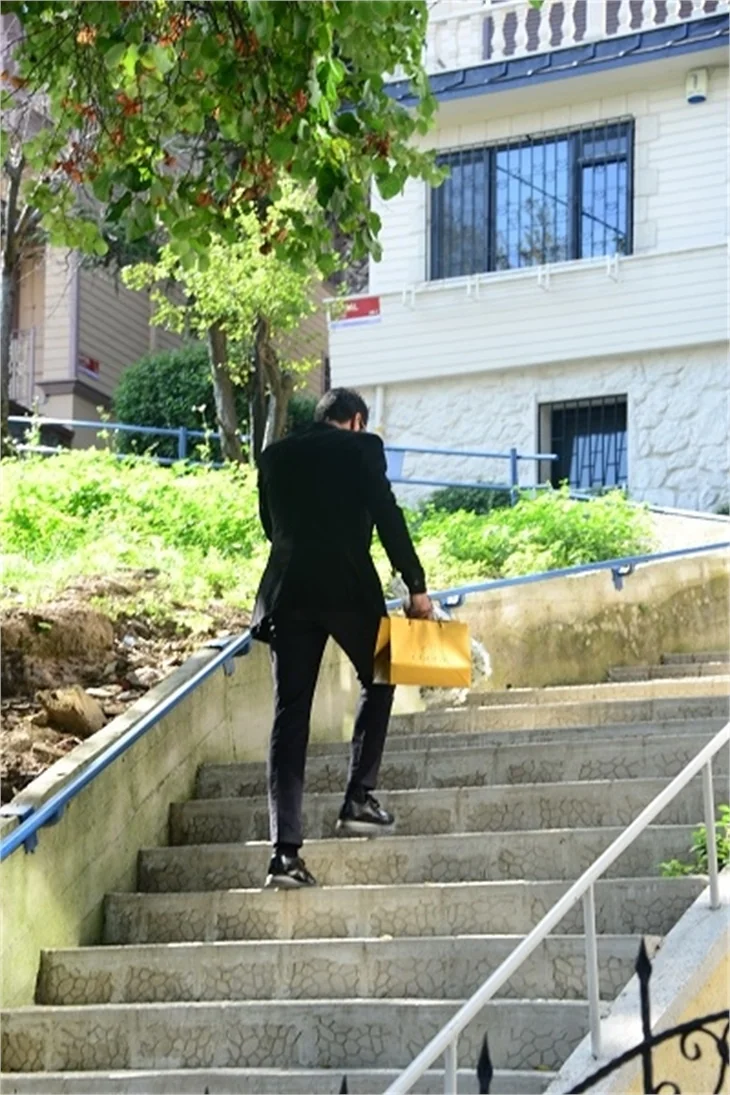 Kenan İmirzalıoğlu 'ellerinde çiçekler' Sinem Kobal'ın kapısını çaldı